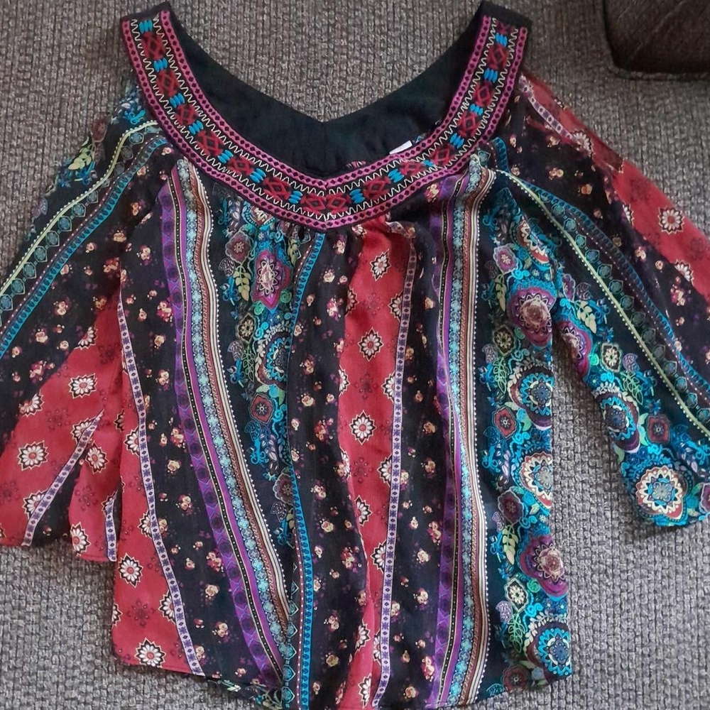 No Boundaries Colorful Pattern Cold Shoulder Blouse. Size Small